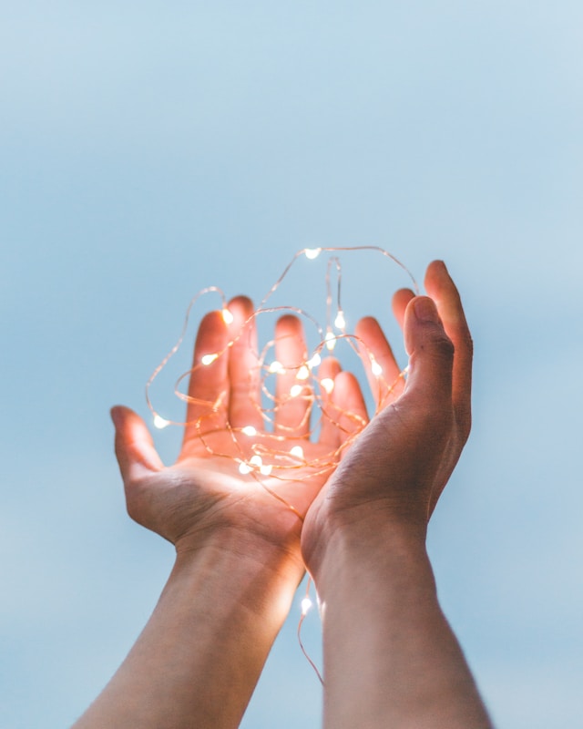 Unsplash-Diego_PH-lights-in-hands-640x800